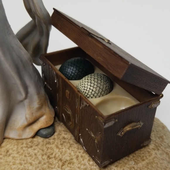 Daenerys Targaryen Statue - HBO Game of Thrones - Picture 3 of 7